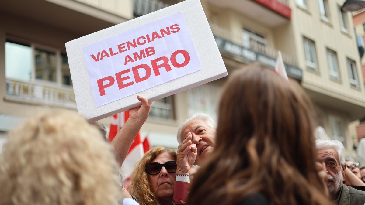 FOTOS | 🌹 Simpatizantes y autoridades en la concentración de apoyo a Pedro Sánchez en València levante-emv.com/fotos/comunita… Fotos de @FHBustamante