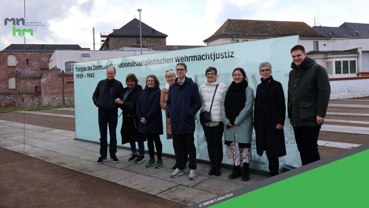 On Friday, Richard Stephany presented the diary that his father wrote during his imprisonment at Fort Zinna military prison in 1944-45 at Johann-Walter highschool in Torgau, an emotional moment for him and the many students present.
#NeverForget #wwii