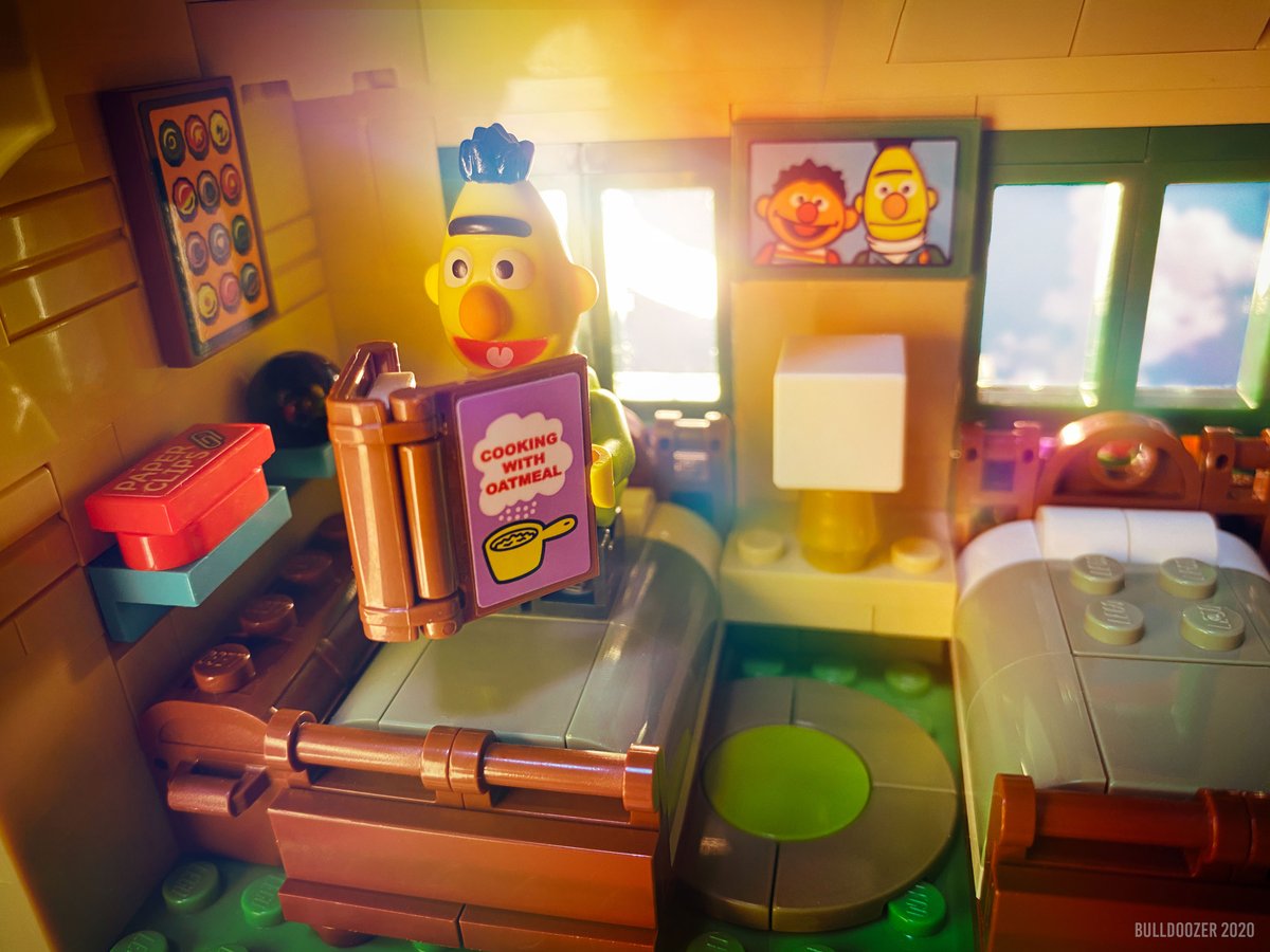 I dug up some photos from a while back when I first started customizing my LEGO Sesame Street set! I figured some of you might not have seen them yet, so here they are again.🌞

More images below.😊