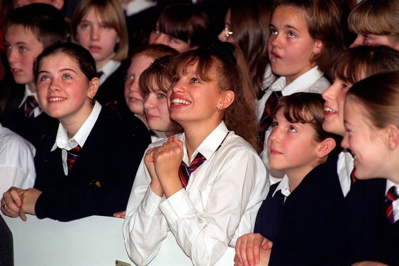 61 amazing photos of Leeds high schools in the 1990s tinyurl.com/mr4u3arx #Leeds #1990s