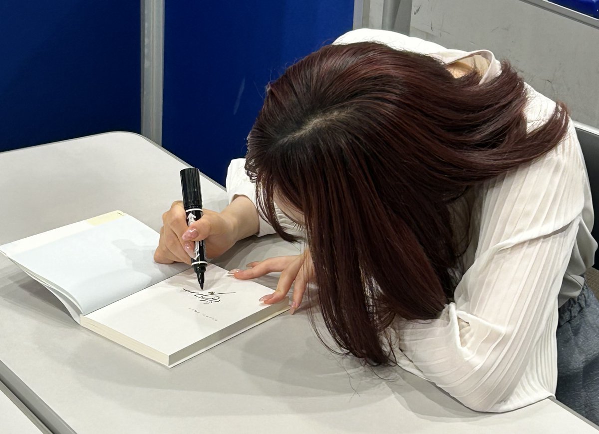 book1stshinjuku's tweet photo. 「あやふやで、不確かな」（#幻冬舎）#宮田愛萌 さんサイン本抽選販売決定⛩️
イベントに参加出来なかった方にもチャンスを✨
サイン本は数量限定のため店頭販売・電話でのお取り置きは行わず、抽選販売とさせていただきます✍️
販売方法は画像の詳細をご確認ください
#あやふやで不確かな
@manamodesuga https://t.co/k6FyLZZ1ct