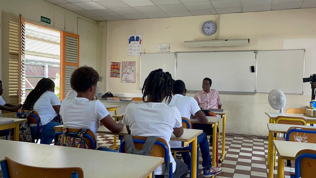 Les semaines se suivent et ne se ressemblent pas . Mardi dernier nous avons eu l’honneur d’accueillir M. G. Pago. Il est venu discuter avec nos élèves dans le cadre du projet « escalier de la liberté » . Une rencontre enrichissante et émouvante pour nos élèves/chercheurs en herbe