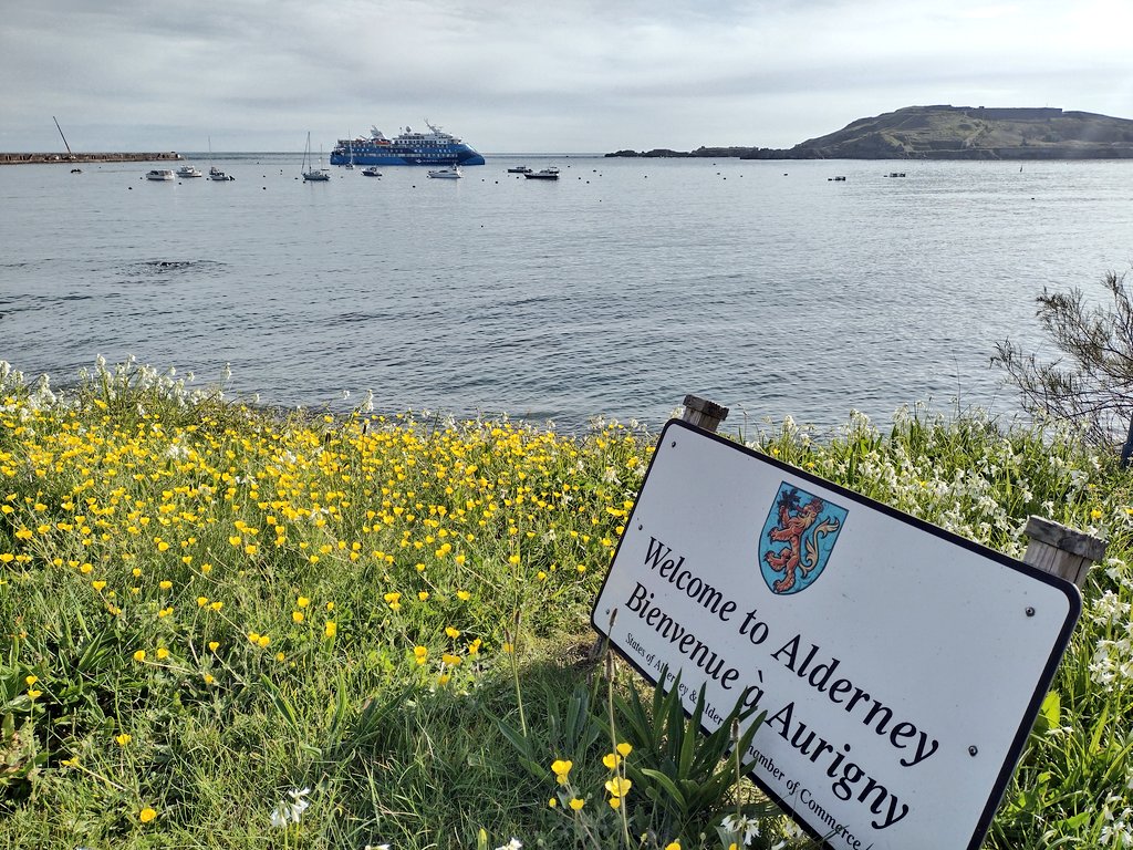 Thanks #Alderney - you did a good job of making everyone from #AlbatrosExpeditions' Ocean Albatros feel welcome in the #ChannelIslands (especially with the group photo)