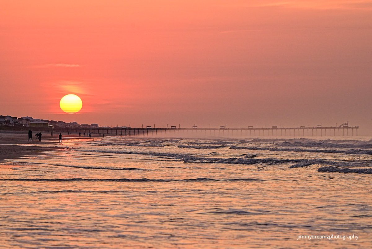 “Goodness, gracious great ball of fire” 😊❤️‍🔥 Sunday morning at 626am! #SundayMorning #beachlife #PositiveVibes @townemeraldisle @VisitNC @CrystalCoast_NC @CBSSunday @Matt_Pinner @PinarAkal1 @BillPaige02 @nursejamie4444 @ChrisWx_ @KatanaHugo #Kindnessmatters😊👍☮️