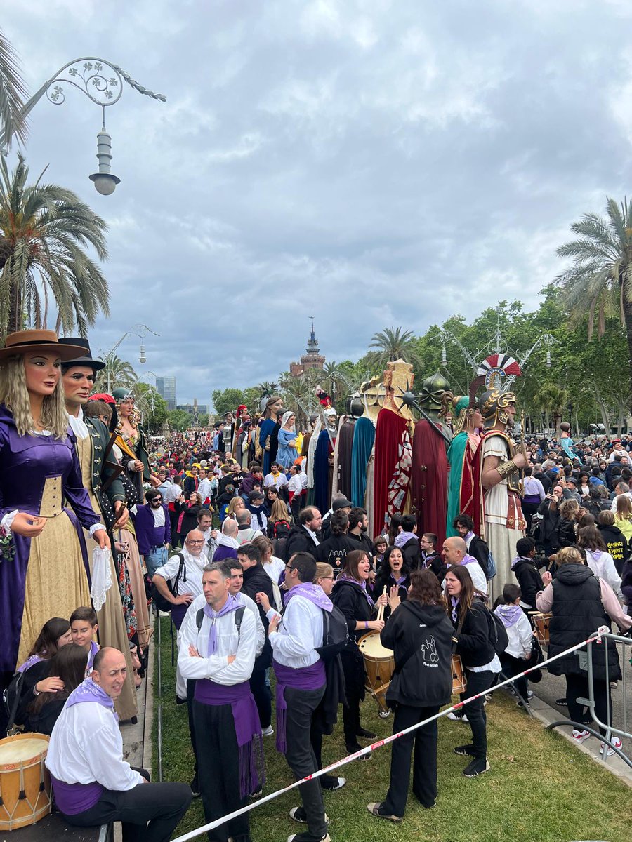 Trobada gegantera a #Barcelona. Mes de 500 gegants, colles i milers d’acompanyants i ciutadans, omplint de gom a gom el Passeig de Lluís Companys en una jornada ben emotiva, en la qual esperem que el temps hi col.labori. Felicitats a totes les colles geganteres!