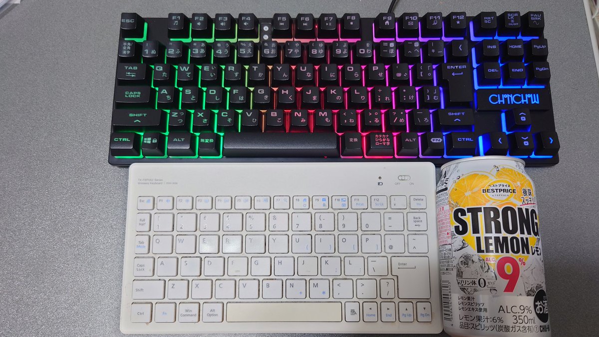 0829Seiya's tweet photo. 私事ではありますが、ゲームに使っていたキーボード(画像下の白)をようやく更新しました！
(画像上の黒いレインボーカラー)
おそらくこれで突然叫びだすあの
【ああああああああああああ】
とかは無くなると思います！
新しいのに慣れてなくて誤字連射するかもしれませんがご容赦くださいm(_ _)m https://t.co/bIzAYqRPXS