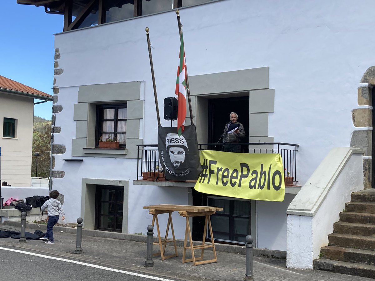 #FreePablo #Pressefreheit Demonstration u Solidaritätsveranstaltung in Nabarniz (Baskenland) für den seit fast 800 Tagen in 🇵🇱 U-Haft sitzenden Journalisten Pablo González: Bisher keine Anklage wg Spionage, seine demokratischen #Grundrechte werden ihm verweigert. 🇪🇺 schaut weg.