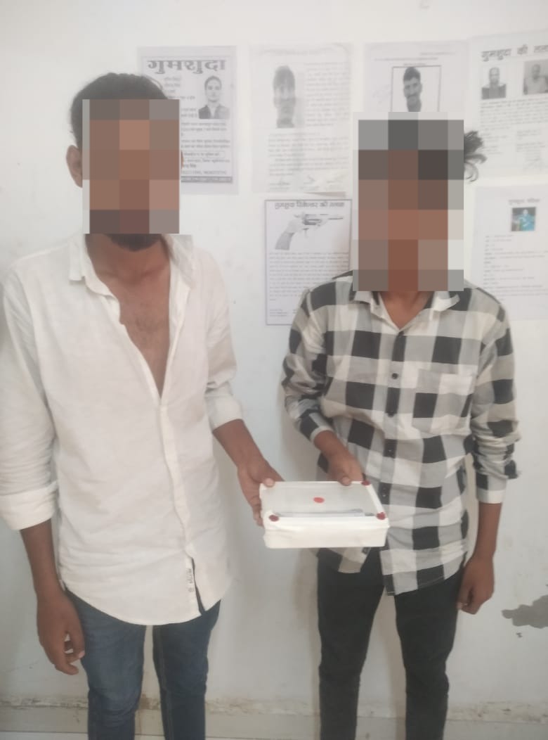 थाना वृन्दावन पुलिस द्वारा दो अभियुक्तों को चोरी के दो मोबाइल फोन सहित किया गिरफ्तार।