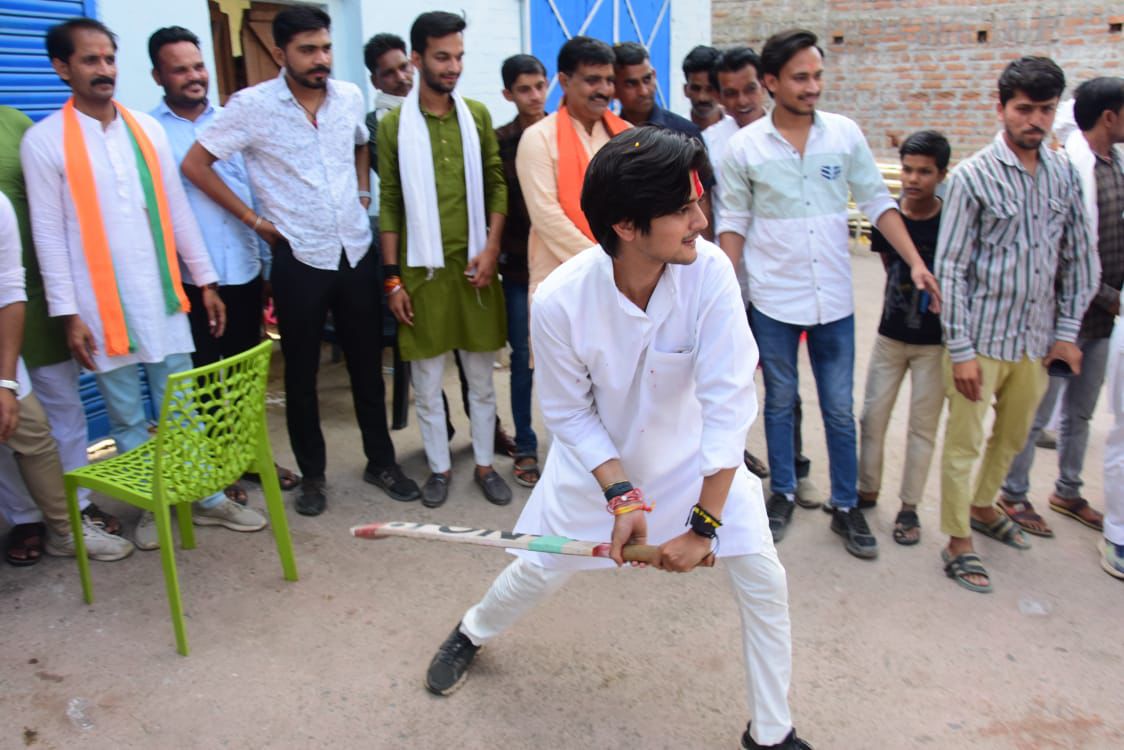 IBC24News's tweet photo. ▶️पिता ज्योतिरादित्य सिंधिया के लिए चुनाव प्रचार कर रहे महाआर्यमन...

▶️मूँगावली के ग्राम मूडरी में नुक्कड़ सभा के बाद खेला मैच

▶️बच्चों के साथ खेला गली क्रिकेट

#Mahaaryaman | @AScindia | #LokSabhaElections2024 | #MadhyaPradesh | @Officejmscindia | #GunaLokSabha https://t.co/0PjZ3vEfDV