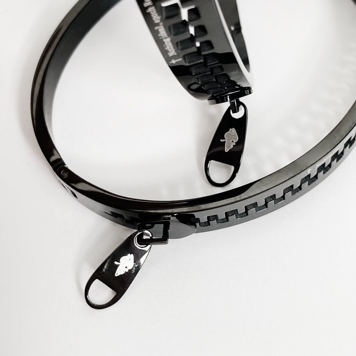 🚫新作案内🚫 ZIPPER STAINLESS BLACK BRACELET 【ジュエリーポーチ付き】 老若男女問わず使いやすい、O型の シンプルなデザインになっております。 ステンレス素材なので錆びにくいのも◎ フロントにはブランドロゴ、ファスナーには NIERちゃんのシルエット入り☆ 色違いのZIPPER STAINLESS…