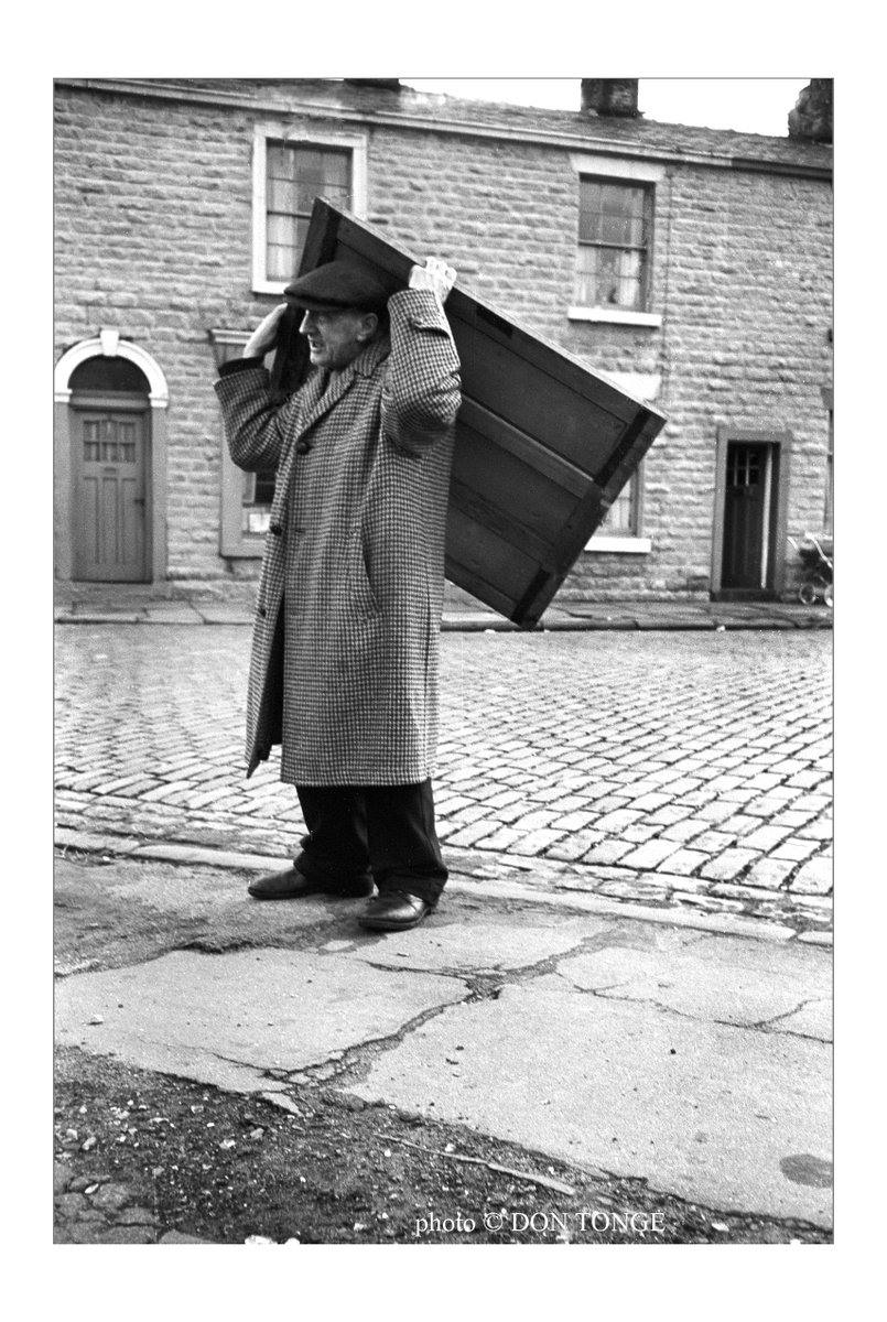 The bottom of Davenport St, Bolton, Lancashire, England UK a few decades ago. The main photo shows St Georges School in the background, the other two pics show Leathers Pie Shop behind the man with the tabletop.
#britishculturearchive #caferoyalbooks #fistfulofbooks #framesmag