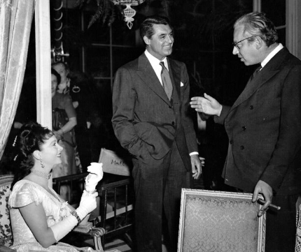 On the set of Anna Karenina. Vivien Leigh with Bristol-born, Cary Grant, and movie mogul, Alexander Korda, who holds the obligatory cigar. #CaryGrant #TCM #oldHollywood #GWTW #GONEWITHTHEWIND #TCMparty #VivienLeigh