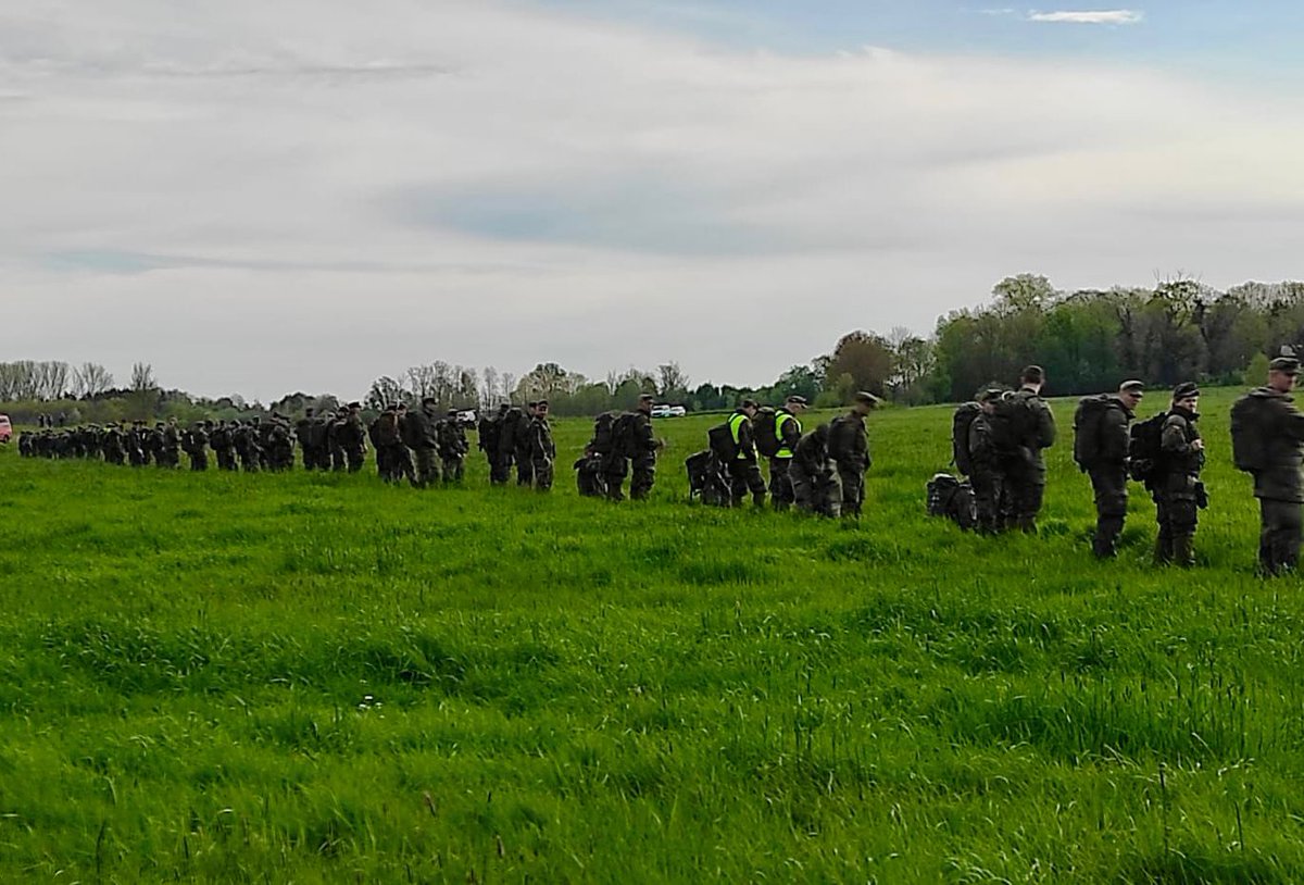 Wir suchen weiter nach #Arian. Auch am heutigen Sonntag beteiligen sich Soldatinnen und Soldaten der #Bundeswehr in der #Amtshilfe bei der Suche nach dem seit Tagen vermissten sechsjährigen Jungen aus #Niedersachsen.