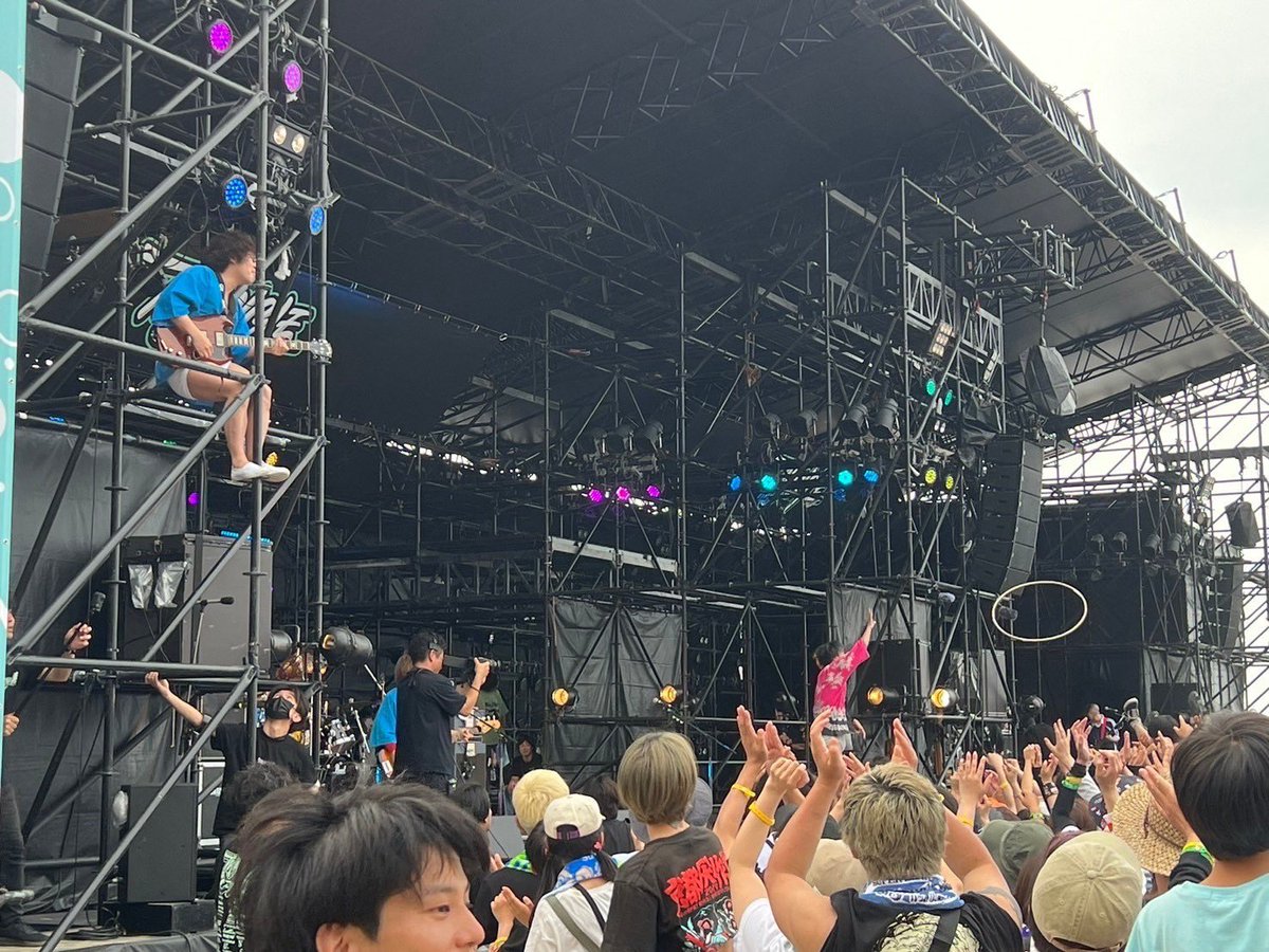 yasuo02080303's tweet photo. 嘘みたいだろ、コミックバンドって、ただ高いところに登ってるぐらいじゃお客さん誰1人��見てくれないんだぜ。 https://t.co/dSZgBf2FB7
