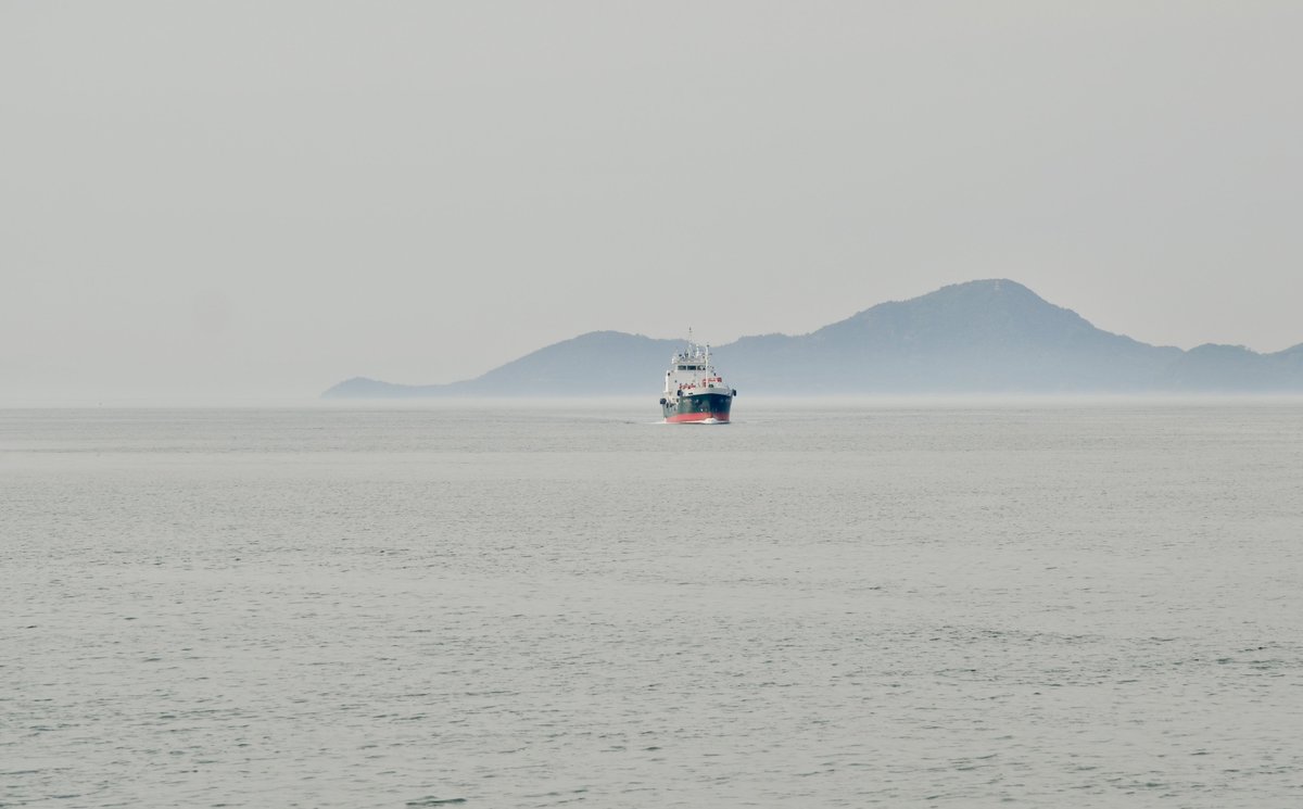 I was reminded of David Bedford's Rio Grande when this afternoon I saw this small cargo vessel heading towards the harbour. In the distance there appears to be a thin layer of sea mist. Seto Inland Sea.