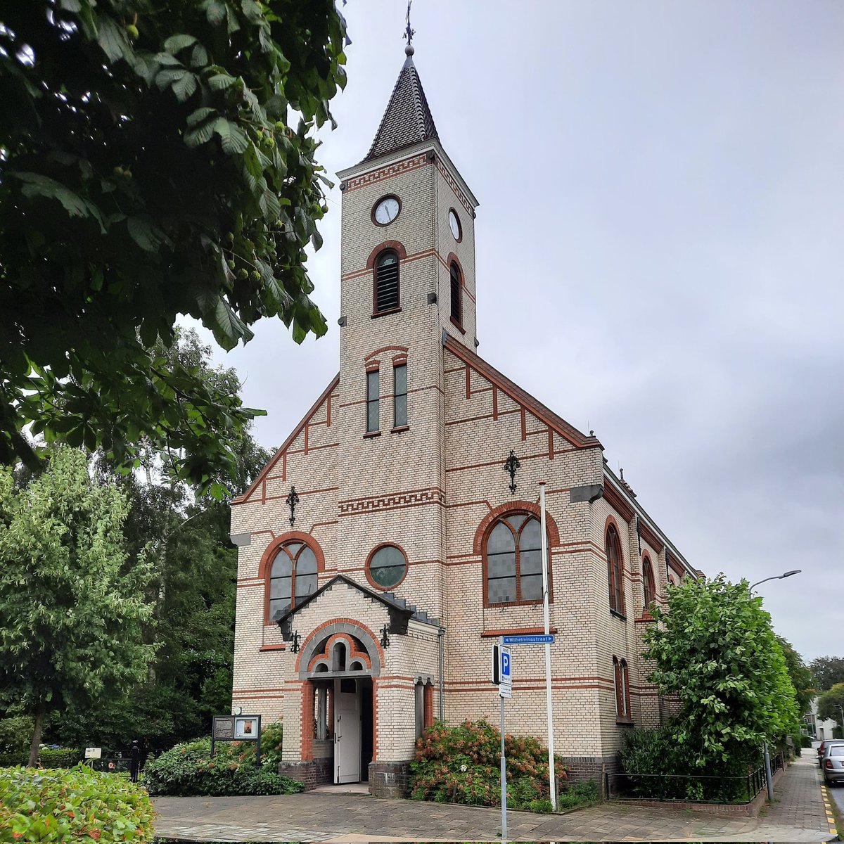 Vanmorgen samen met onze jongste zoon die nu in Arnhem woont naar de remonstrantse geloofsgemeenschap (waar hij zich bij aangesloten heeft) in Oosterbeek geweest. Mooi om daar samen met hem te zijn! ❤️ @RemOosterbeek