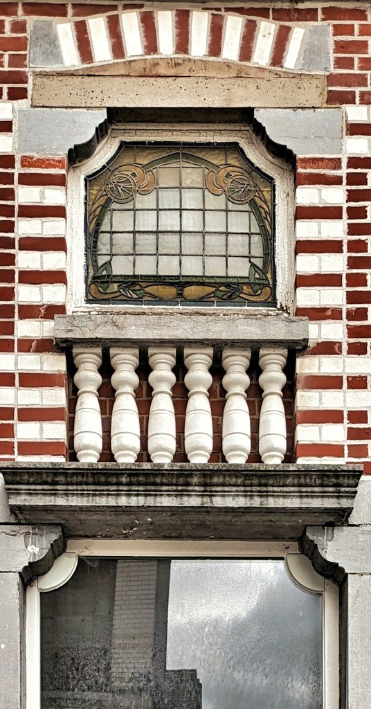 Sumptuous art nouveau auxiliary fanlight with its own balustrade. Unusual bit of compact façade theatre.