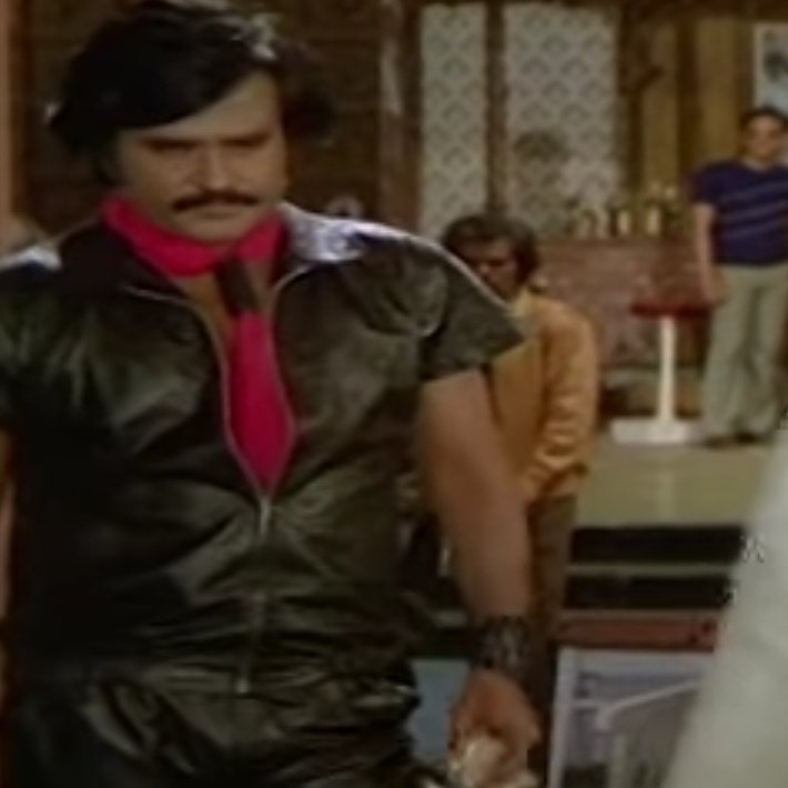 Ofcourse Nallavanuku nallavan (bcoz of background lights)
But, Mahaguru also same dress style with black band in left hand