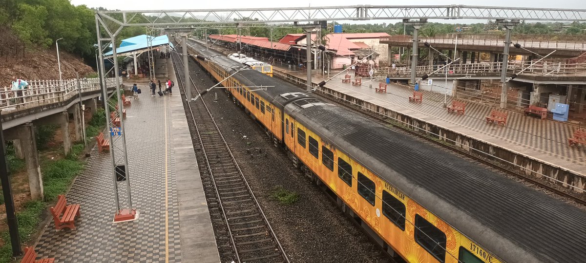 Yearly passenger footfall for major Konkan Railway Stations 🚈 Mangaon - 278489 🚈 Khed - 635458 🚈 Chiplun - 900043 🚈 Sangameshwar - 277553 🚈 Ratnagiri - 1318419 🚈 Vaibhavwadi - 205620 🚈 Kankawli - 722949 🚈 Sawantwadi - 346574 🚈 Thivim - 693978 🚈 Karmali - 278179 🚈…