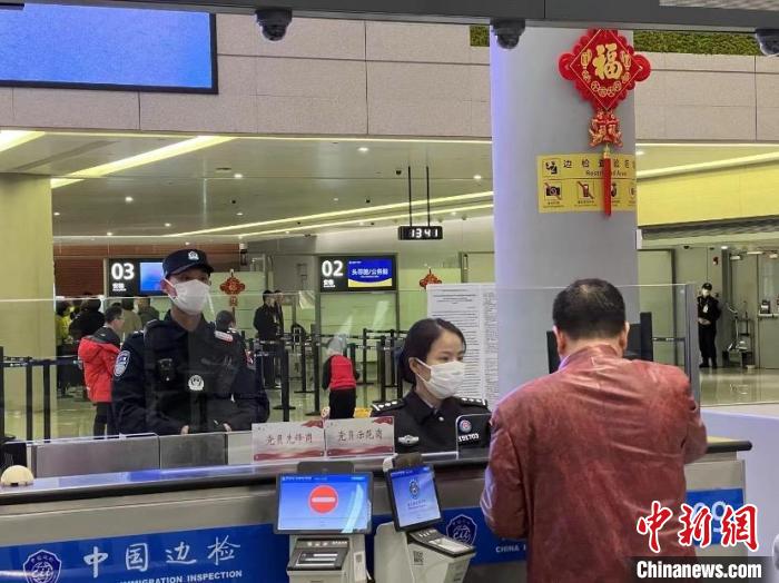Echinanews's tweet image. #ChinaTips China's National Immigration Administration (NIA) on Sunday announced a host of policies to facilitate trips of mainland people to #HongKong and #Macao. Measures include diversifying application channels for exit and entry documents, optimizing the application