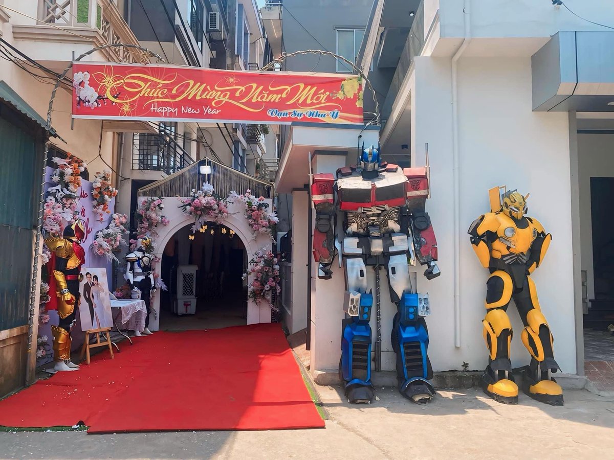 LMAOOO someone back in Viet Nam had Optimus and Bumblebee as their wedding bodyguards 😭