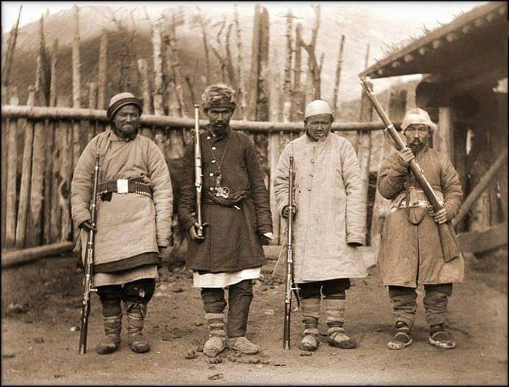 1915, Çin zulmüne karşı direnen Doğu Türkistanlı Uygur direnişçileri.
