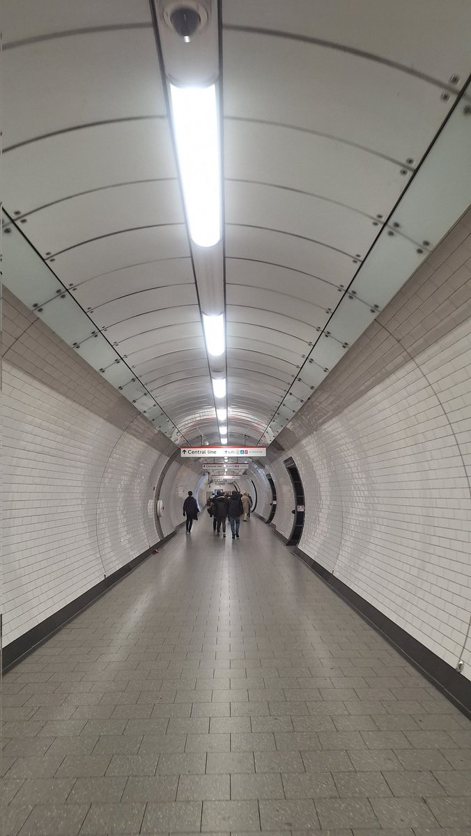 Maria_Serrano3E's tweet photo. Londres, la ciudad de los frisos y mosaicos 🇬🇧. Recordando el viajecito familiar estas navidades, me he percatado que en casi todas mis fotos está escondida esta parte de la geometría por todas sus calles. https://t.co/Q6FwYps59Z