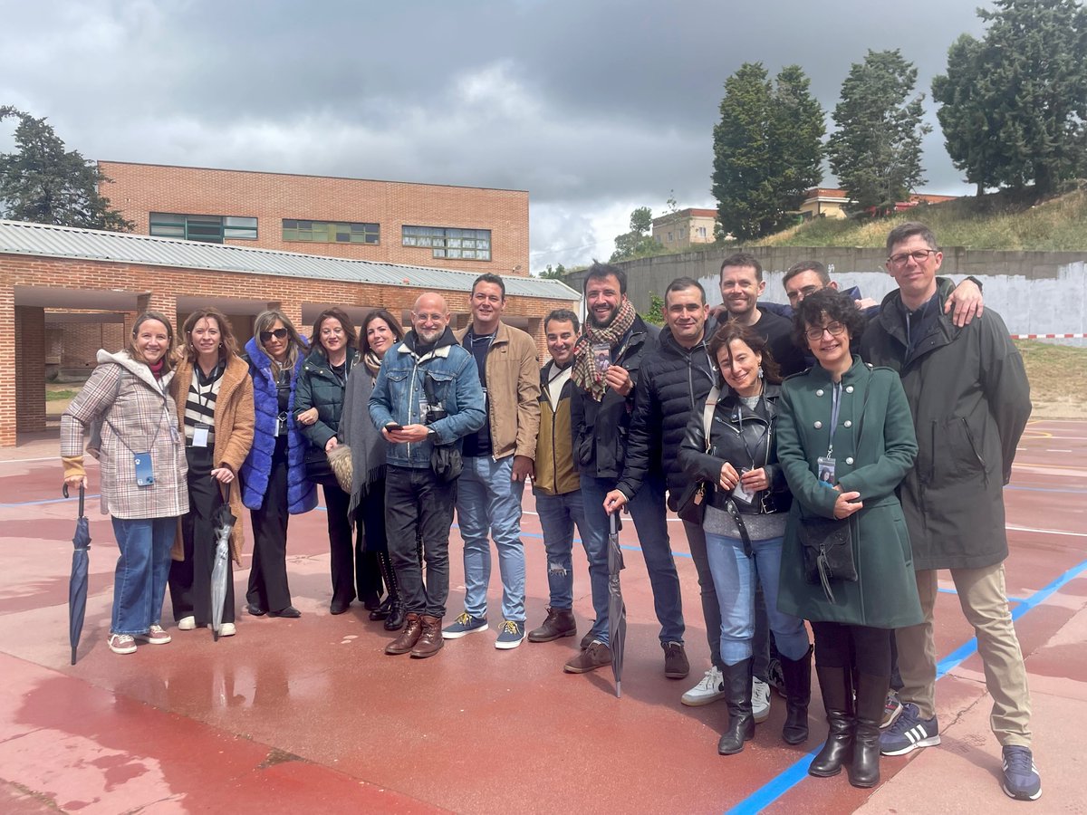 pina_nria's tweet photo. @ceipcampocharro Un placer volver al centro, acogidos y acompañados por  sus docentes,que nos han hecho estar de nuevo “ en casa”, orgullosos de la #EducacionPublica https://t.co/TgtPeHIdmc