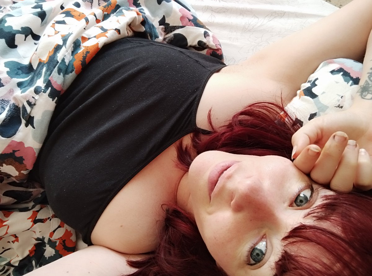 Buenos días mis amores de primavera 🌼 Aún en la cama con pocas ganas de ser productiva, peeero hoy toca comida con los suegros y después a seguir sacando cosillas para Toledo Matsuri, vuestro domingo como se presenta? 🩷