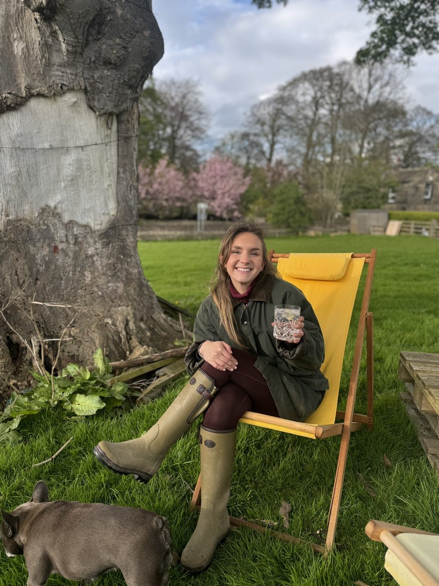 Successful day in the garden yesterday 👩🏼‍🌾 nothing beats a g&t when your face and hands are still covered in soil! How does it always end up on my face!? 🪴 If I may say so myself, it was the *perfect* weather for gardening! Ruby getting in on the camera action 🤩🐾