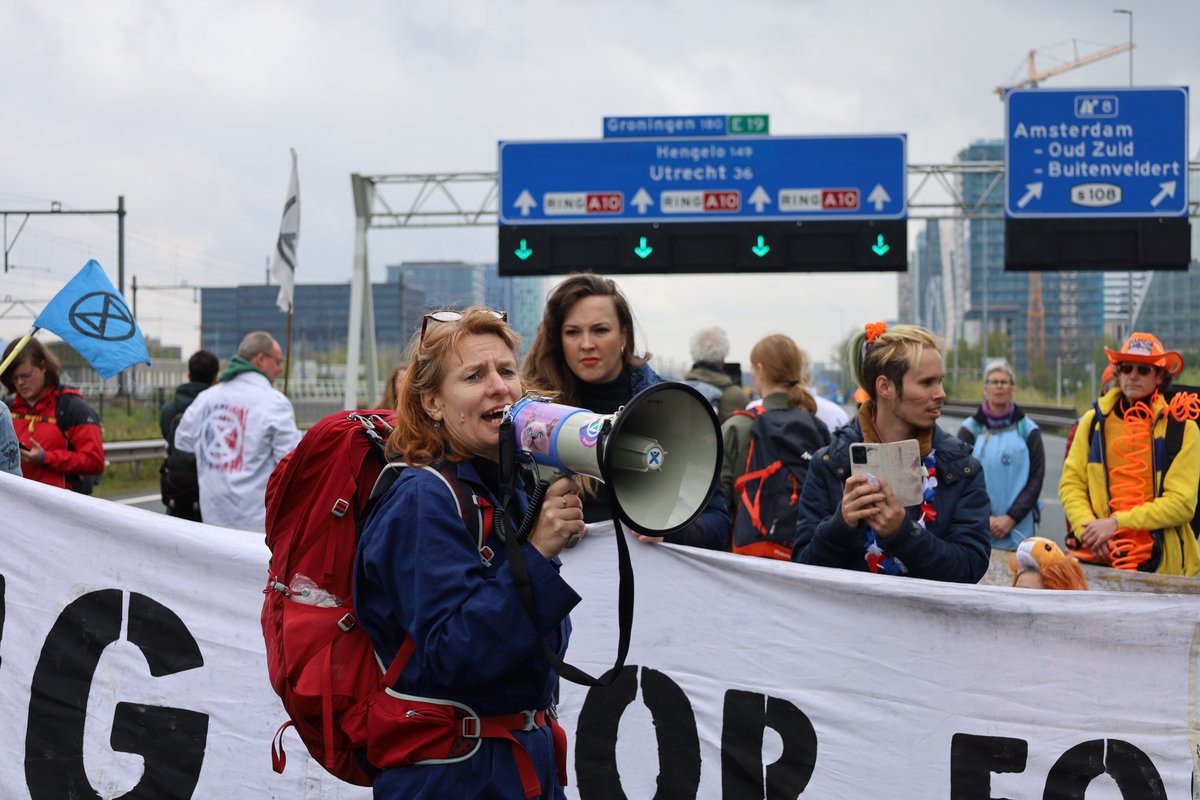 Alle rebellen die nog vastzaten zijn gisteravond vrijgelaten. Zolang ING niet stopt met zijn meedogenloze fossiele financieringsbeleid blijven wij actie voeren.

Wij zijn niet te stoppen, fossiele financiering wel. 

#StopFossieleFinanciering #Klimaatrechtvaardigheid