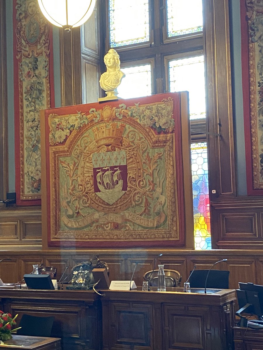 Immenses remerciements à <a href="/VictorPereir1/">Victor Pereira</a> pour cette conférence « Histoire et mémoire de la Révolution des Œillets. »
Moment passionnant qui ouvre tant d’espoir sur l’avenir qu’il nous faut écrire ! La salle du Conseil de Paris est superbe et l’organisation du CCPF incroyable !