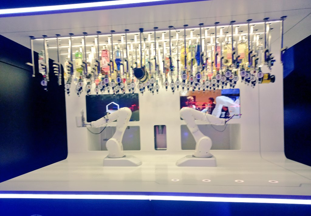 Siempre me entra la duda en estos casos:

¿Hay que pedir con "por favor" o sin "por favor"?

Cuando hablas con ChatGPT por ejemplo, ¿Sueles decir "gracias" y "por favor"?

Que alguien me aclare la duda.

¿Me preparas un cóctel de ron, por favor? 🤪