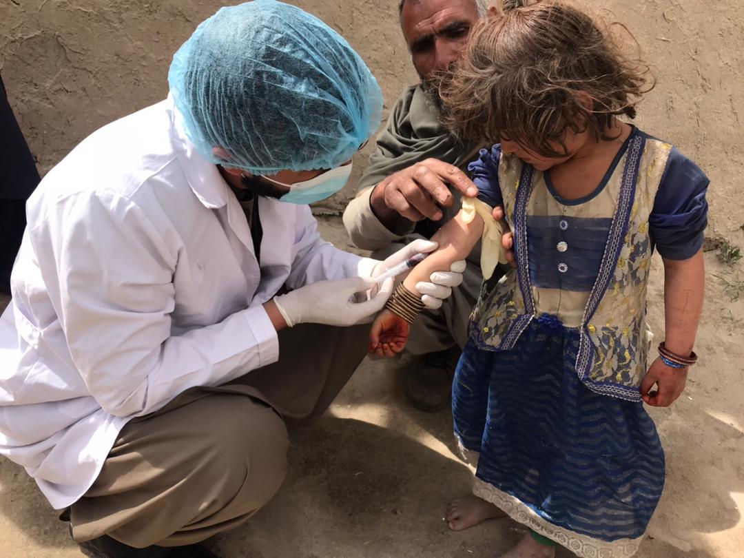 .@WHO-supported surveillance teams assessed a measles outbreak in Hussainkheil village, Ghazni, emphasizing that controlling vaccine-preventable diseases is humanly possible with immunization. This World Immunization Week, let's ensure #ImmunizationForAll! #HumanlyPossible