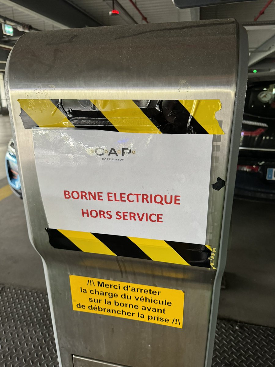 Clemelo's tweet photo. Êtes-vous sûrs que le "meilleur centre commercial du monde" mérite ce type de bornes de recharge de voiture non sales dignes d'une mauvaise blague? @CCap3000 https://t.co/KNhaV3H77q