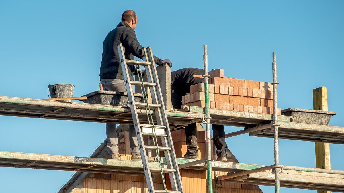 Mon constructeur fait faillite, que va-t-il se passer pour la maison que je fais construire? l.bfmtv.com/Ry4n