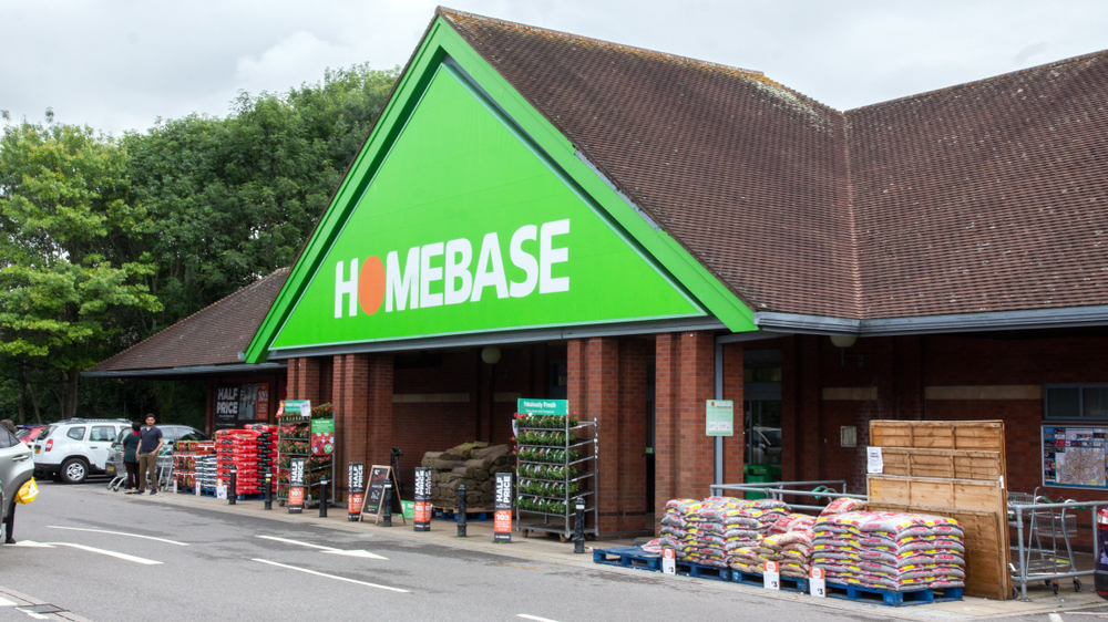 There's a bank holiday coming up and the letters DIY may be on your mind. If you're looking to save on decorating, tools, gardening bits 'n' bobs and more, we've spotted a rare Homebase site-wide discount 👀 moneysavingexpert.com/deals/homebase…