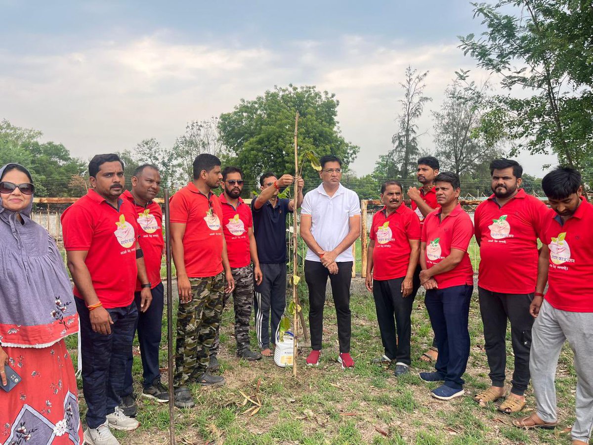 आज सकाळी ८ वाजता 
मानकापूर स्टेडियम येथे सहयोग फॉउंडेशन्सने वृक्षारोपण कार्यक्रम आयोजित केले होते.
.
.
.
Sahyog Foundations 
#narendrajichkar #nagpur  #zimmedarnagpurkar #maharashtra #वृक्षारोपण #TreePlantation #plantation