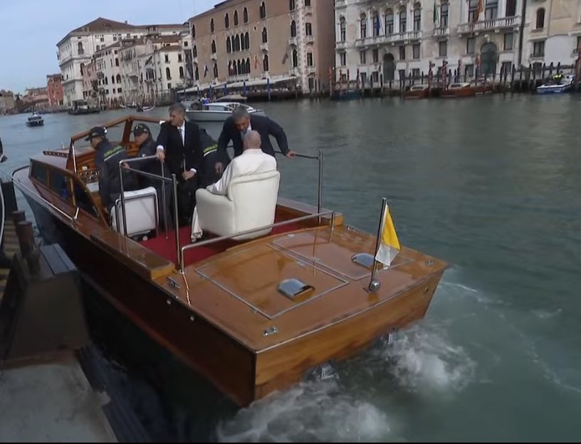 Tratándose de #Venecia, el #Papa (lógicamente) ha utilizado un “Barca-papamóvil” para desplazarse @la_Biennale #ElPapaenVenecia