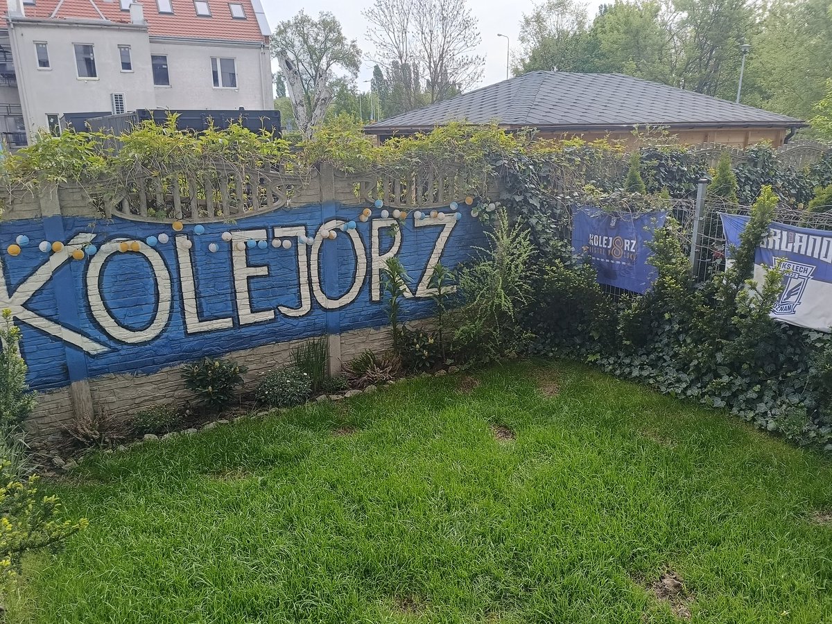 TWojcieszynski's tweet photo. Hej @LechPoznan sprzedaje mieszkanie z ogródkiem. Podnieście dziś popołudniu, nie tylko wartość rynkową klubu, ale i mojego kwadratu 🙂 Tylko zwycięstwo🔵⚪ https://t.co/h5Ei7qeiUI