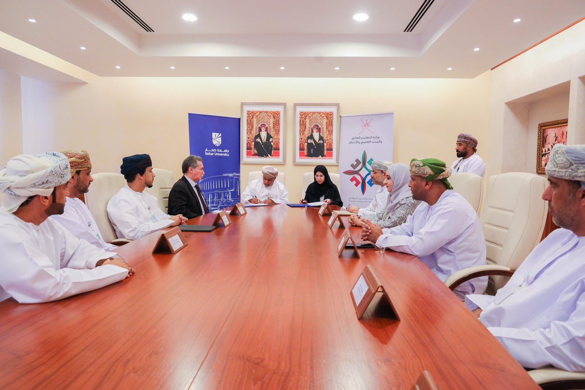 وكذلك الاطلاع على ممارسات وتجارب الجامعة في مجال ضمان الجودة لعدد من الجوانب كالاعتماد المؤسسي، ومراجعة السياسات وغيرها.
كما يتضمن البرنامج قيام الجامعة بتدريب أعضاء الهيئة التدريبية والتدريسية بالكليات المهنية التابعة للوزارة في مركز التدريب التربوي التابع للجامعة، 

#جامعة_صحار