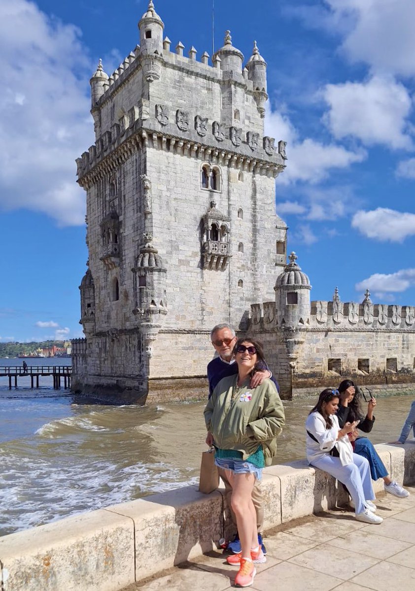 En compagnie de l’amie @Tgv6457, depuis la Torre de Belém et les bords du #Tejo, pour vous souhaiter un bon dimanche d’avril ! Et maintenant… à nous #Lisboa ! ❤️💚💛