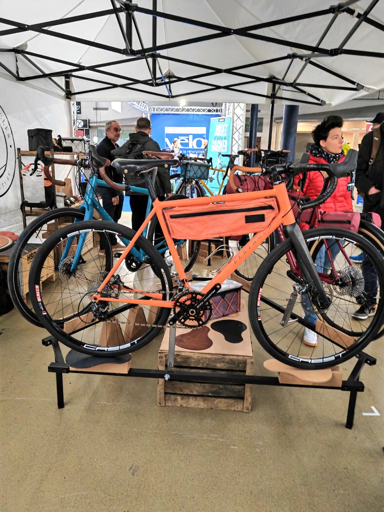 Jusqu'à aujourd'hui dimanche 28 avril, c'est le salon 'vélo in paris' au parc floral. L'occasion de voir des fabricants qui travaillent et produisent en France. Car le vélo, c'est aussi des emplois, des savoir-faire et de la bonne humeur ! Allez-y, l'entrée est gratuite 😉