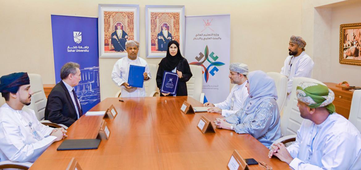 إضافة إلى تنظيم الفعاليات المختلفة وتبادل زيارات الطلبة والمختصين من الجانبين.
وقع الاتفاقية من جانب الوزارة سعادة الدكتورة منى الجردانية وكيلة الوزارة للتدريب المهني ومن جانب الجامعة الدكتور حمدان الفزاري رئيس الجامعة بحضور عدد من المختصين من الجانبين.

#جامعة_صحار