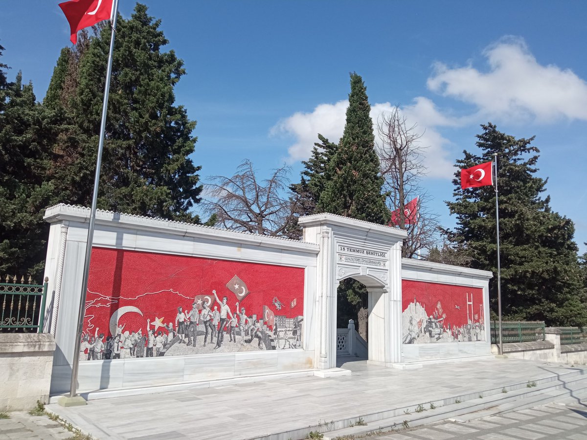 Duamı ettim O geceyi tekrar hatırladım Yanımda vurulanlari şehitlik de ziyaret etmek onur verici Yiğitler mekanı H.z Hamza karşılayacak onları ahirette