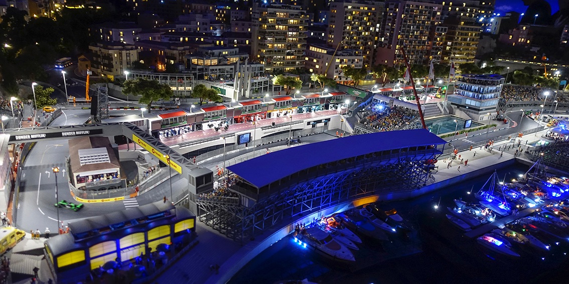 Miniatur Wunderland Hamburg
Nach etwa sechs Jahren Bauzeit war es soweit Die französische Provence samt Monaco gingen am 25. April ans Netz. Im Maßstab 1:87 lassen sich dann zahlreiche Details und realitätsnah das Formel-1-Rennen bestaunen.
mittenimnorden.de/miniatur-wunde…