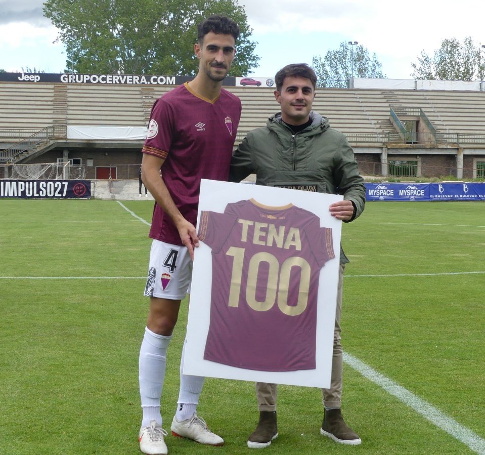 RealAvilaCF's tweet photo. 👏 Antes del inicio del partido de ayer, homenajeamos a nuestro jugador Daniel Sánchez Tena por alcanzar los 100 partidos defendiendo los colores del Real Ávila.

🤞 ¡Por muchos más vistiendo la encarnada!

#VamosRealÁvila ♥️💙 https://t.co/dHeGriegWc