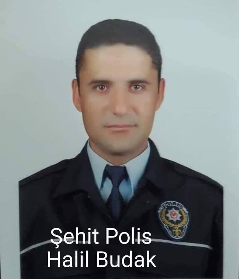 Eskişehir'de görev başında geçirdiği trafik kazası sonucu şehit olan polis memuru Halil Budak için şehadet senesinde şehidimize 1 Fatiha okuyalım. Mekanı cennet olsun inşallah..🇹🇷