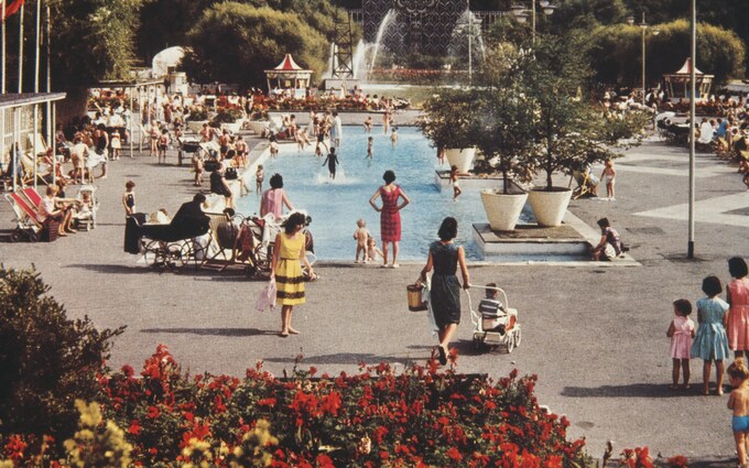 Battersea Park lido in the 1960s. A magnificent image from bygone days, in what looks like a Britain 🇬🇧 far removed from today. Decent British people enjoying themselves in their capital city. Civilised. Well mannered. Speaking English. 

#life #society #London #Britain