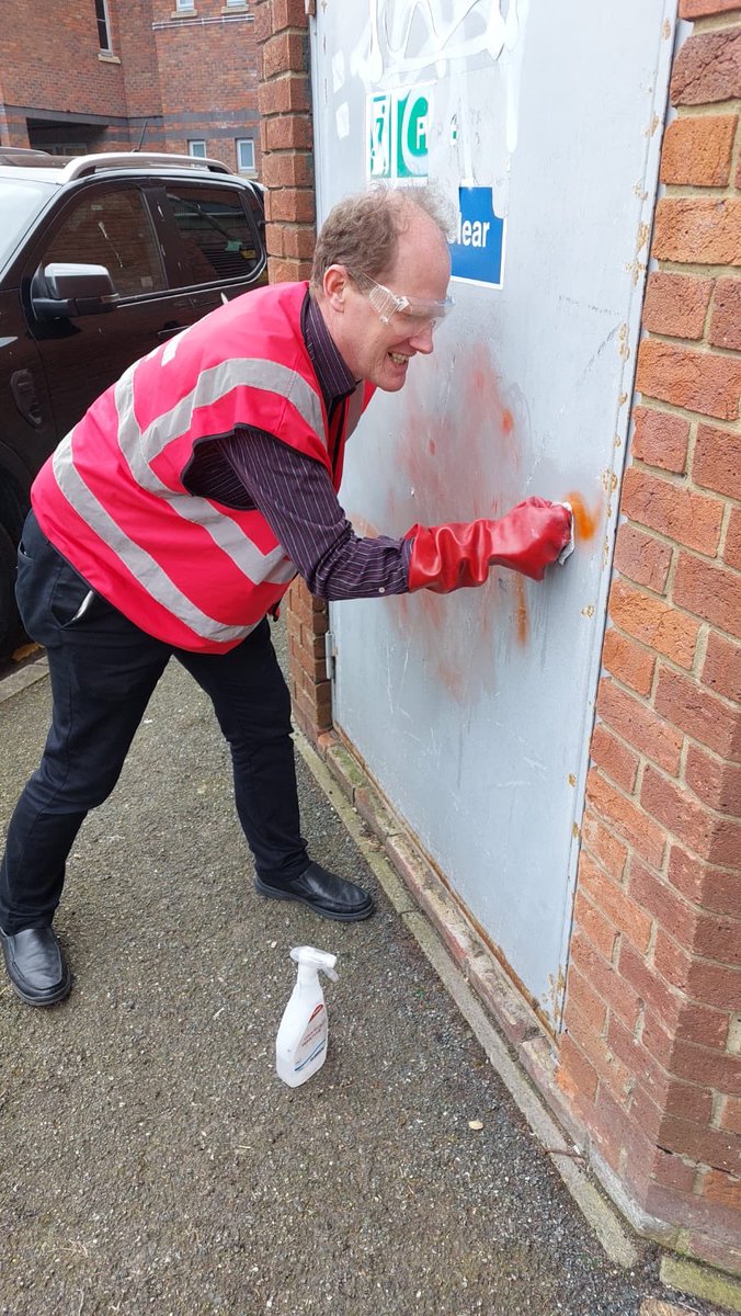 Great to join @WokinghamLabour and @AndyCroy in their mission to eradicate graffiti from Wokingham!